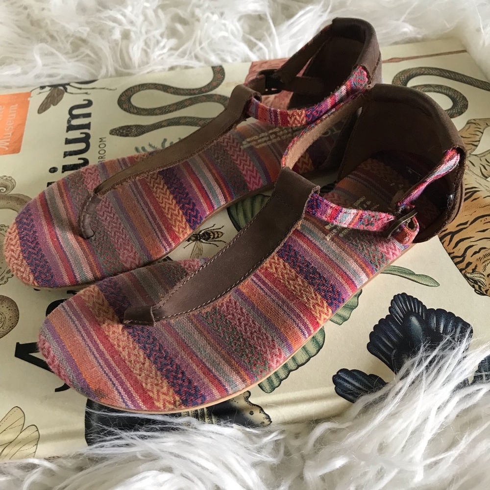 Tom’s Multicolor‎ and brown leather thong sandals
